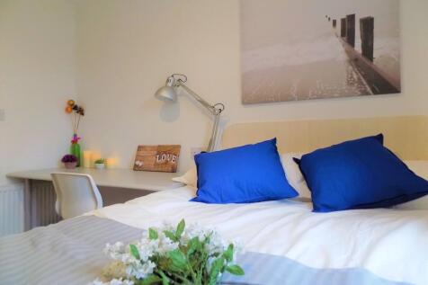 A cozy double bedroom featuring a neatly made b...