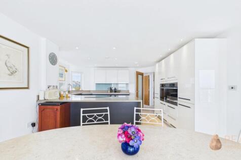 Kitchen / Dining Area