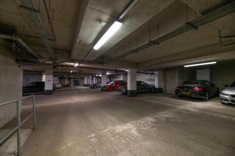 Queen Mary Avenue, E18