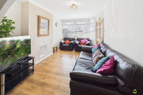 Living Room presented by James Hillier for Ewemove