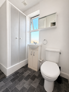 320 Hagden Lane - Communal Bathroom