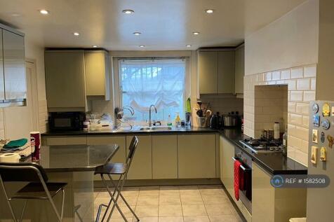 Built In Kitchen With Dishwasher
