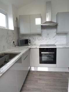 27 Furzehill Road photo 3