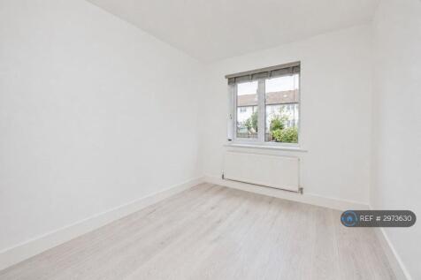Available Double Bedroom ¿ Single Window View
