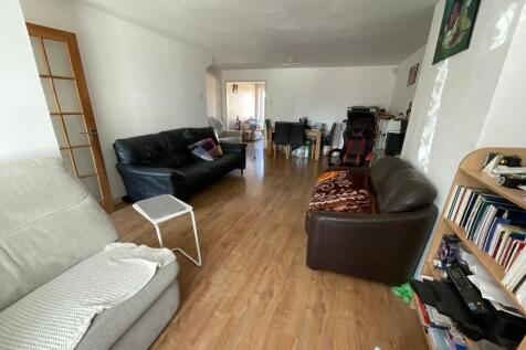 LIVING ROOM 23'6 x 15'8