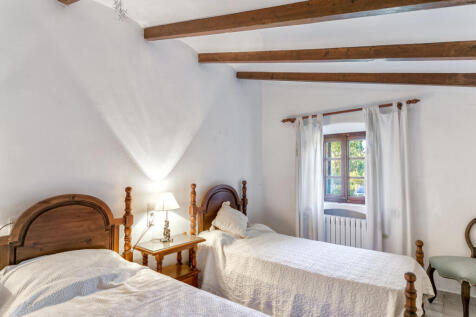 Second bedroom with 2 individual beds