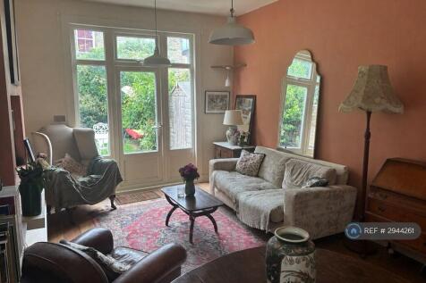 Cosy Vintage Living Room With Garden View