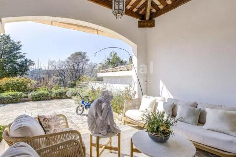 Spacious terrace with golf views - Single-storey v