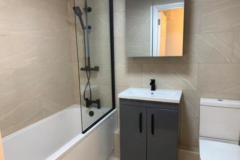Main bathroom.jpg