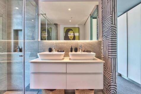 En-suite bath to bed 1