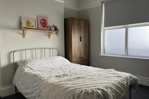 104 Portland - Bedroom 1(1).jpg