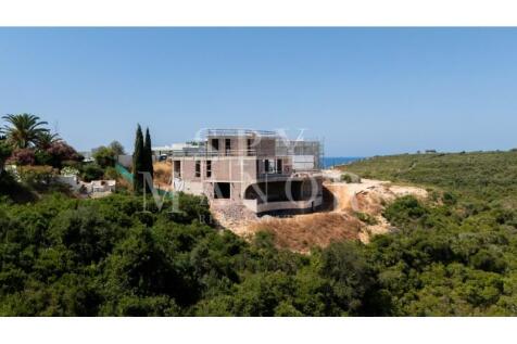 Villa under construction in Vale de Lapa