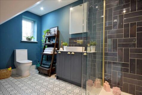 EN-SUITE SHOWER ROOM