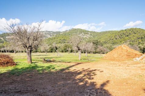 NEWLY BUILT MODERN VILLA IN UNIQUE LOCATION OF SELVA 