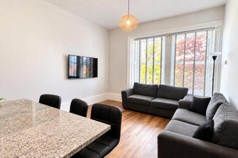 4-bed flat on Eskdale Terrace, Jesmond, Newcastle upon Tyne, £3,033/mo