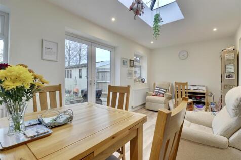 DINING/FAMILY ROOM