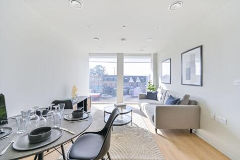 Studio flat on Heathrow House, Hounslow, TW5, £1,650/mo