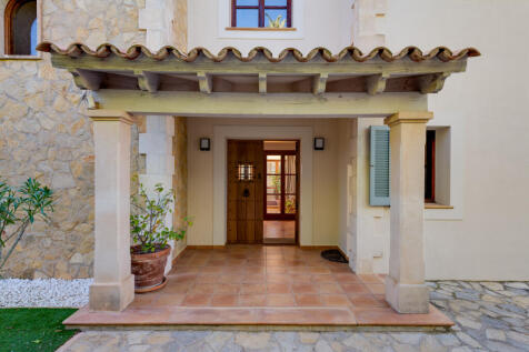 Mediterranean dream home ¿ family villa with spacious garden in Nova Santa Ponsa