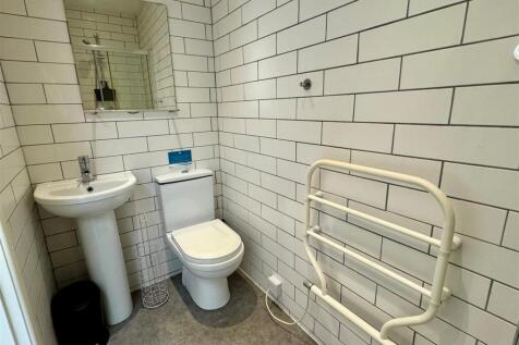 15 Drydock Shower Room