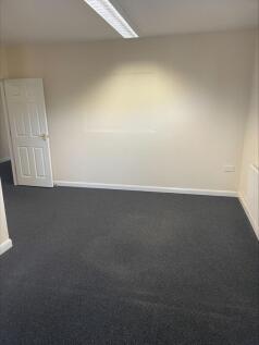 Retail Property (out of town) to rent Image 11