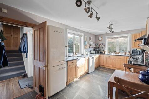 3 bed, 2 bath Detached Bungalow in Leeds - Photo 4