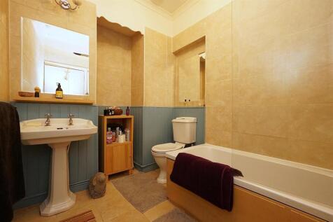 Bathroom (First Floor)