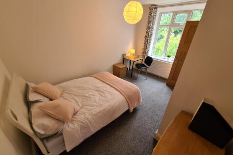 Leeshall Crescent, Manchester photo 5