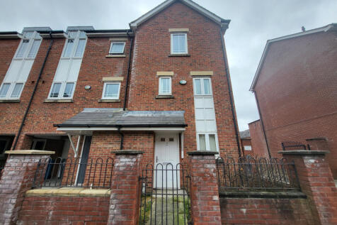 4 Bedroom Town House FOR RENT