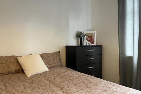 SPARE ROOM // 	2 ENSUITES // 3 Bed & 3 Bath // Sept 2026 photo 4