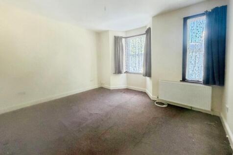 Third Avenue, London, E12 photo 3