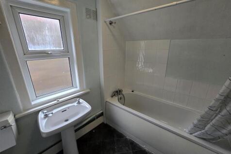 Photo 8 - Bathroom - SFF, 47B Aldwick Road.jpg