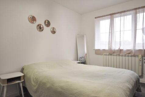 Curzon Drive, Grays, RM17 photo 3