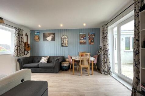 Yealmpstone Close 20 - Living Room Front.jpg