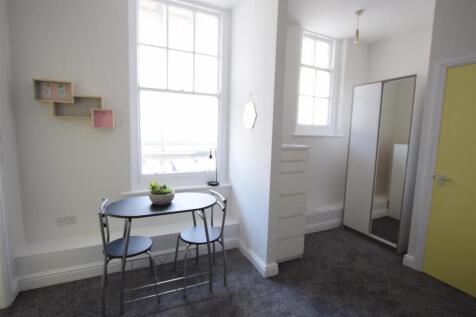 27/28 - Colbeck Chambers - High Street - Student Apartment photo 4