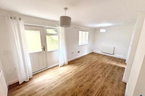 Hornbeam Gardens, Nottingham NG6 7DR photo 4
