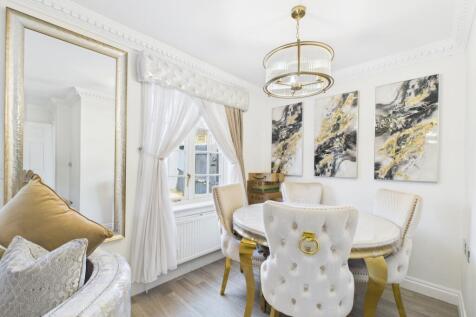 CAM01909G0-PR0296-STILL006