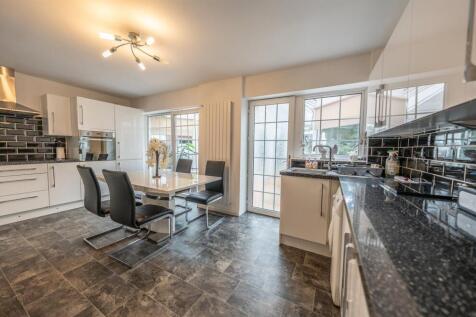KITCHEN / DINING AREA