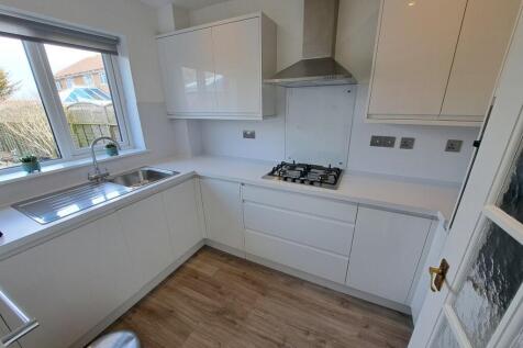 FITTED KITCHEN
