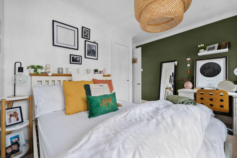 Curzon Close, Cur...