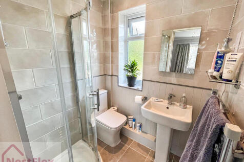 Ensuite - 15 Trafalgar Square.JzYiH