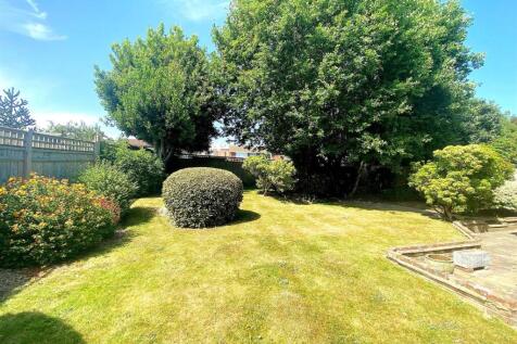 36 Terminus Ave - Garden1.jpg