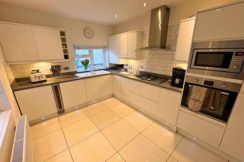 Kitchen b (edit).jpg
