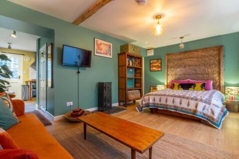 BEDROOM / LIVING AREA