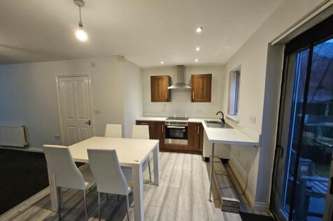 2 Bedroom Flat in SK5 6LR