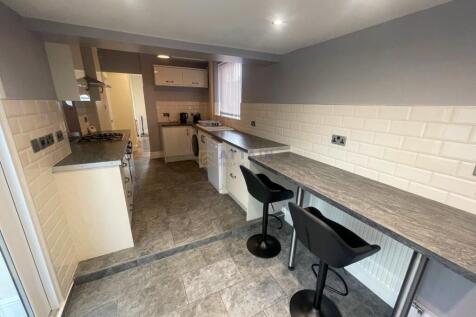 Breakfast bar to kitchen.jpg