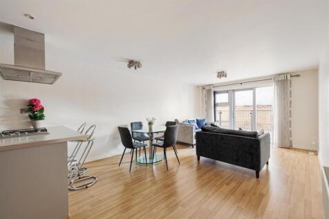 Queen Mary Avenue, E18