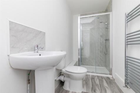 P2304 BATHROOM .JPG