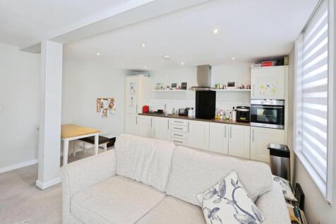 RECEPTION ROOM / KITCHEN