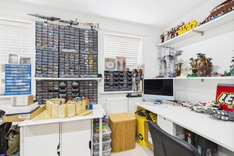 CAM03729G0-PR0057-STILL028