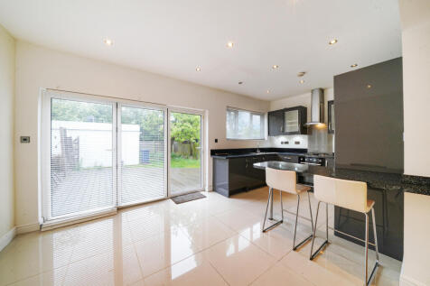 Tudor Gardens, Acton, Ealing photo 2